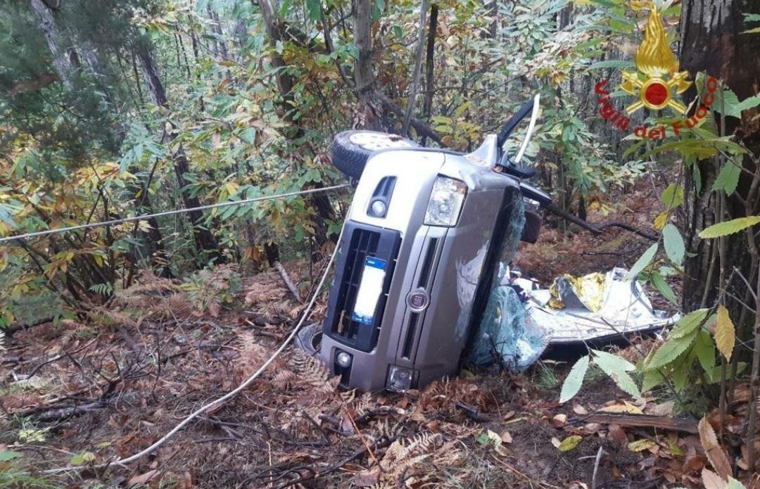 88enne si ribalta con l’auto a Pescia, finisce nel bosco dopo un volo di 20 metri, ferito.