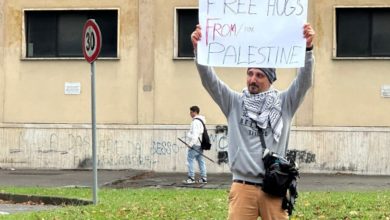 Tamer porta "Abbracci per la Palestina" a Lucca Comics, un segnale per non dimenticare.