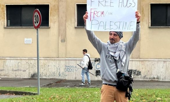 Tamer porta "Abbracci per la Palestina" a Lucca Comics, un segnale per non dimenticare.