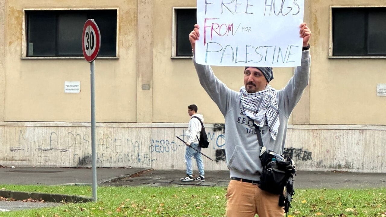 "Abbracci a Palestina" di Tamer a Lucca Comics, un cartello per non dimenticare.