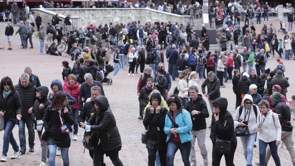 Afflusso turistico nel periodo festivo, hotel al completo, negozi meno affollati