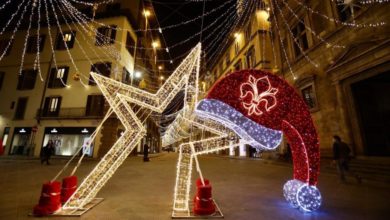 Aiuti a Firenze per botteghe di luci di Natale eco-sostenibili.