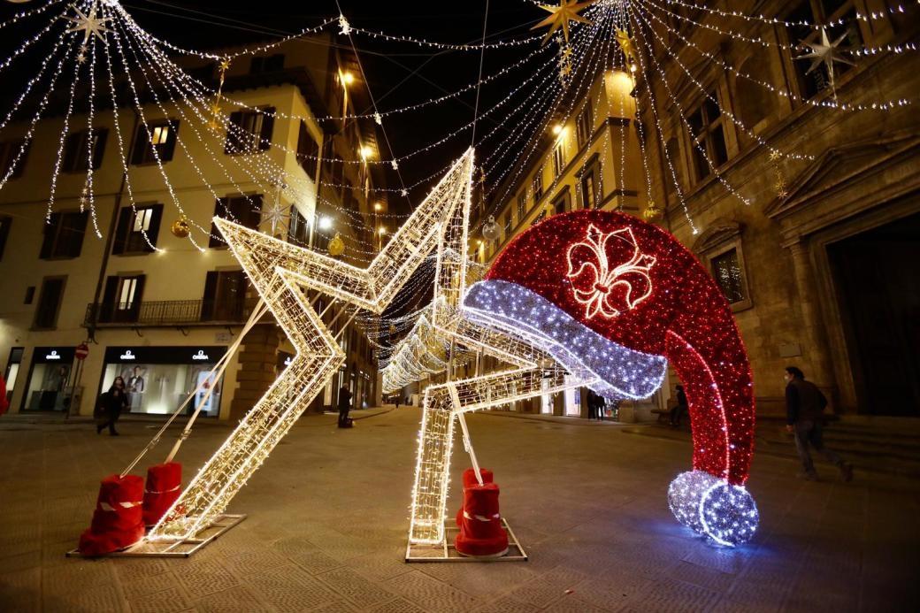 Aiuti a Firenze per botteghe di luci di Natale eco-sostenibili.