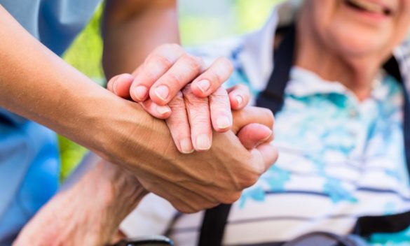 Aiuti economici per caregiver familiari, avviso online per anziani