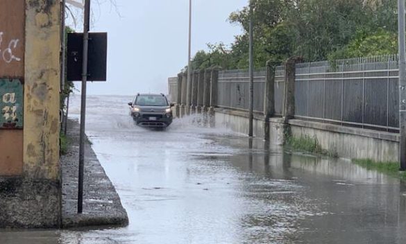 erosione mareggiata mare in tempesta spiaggia mangiata marina di massa 10-2023