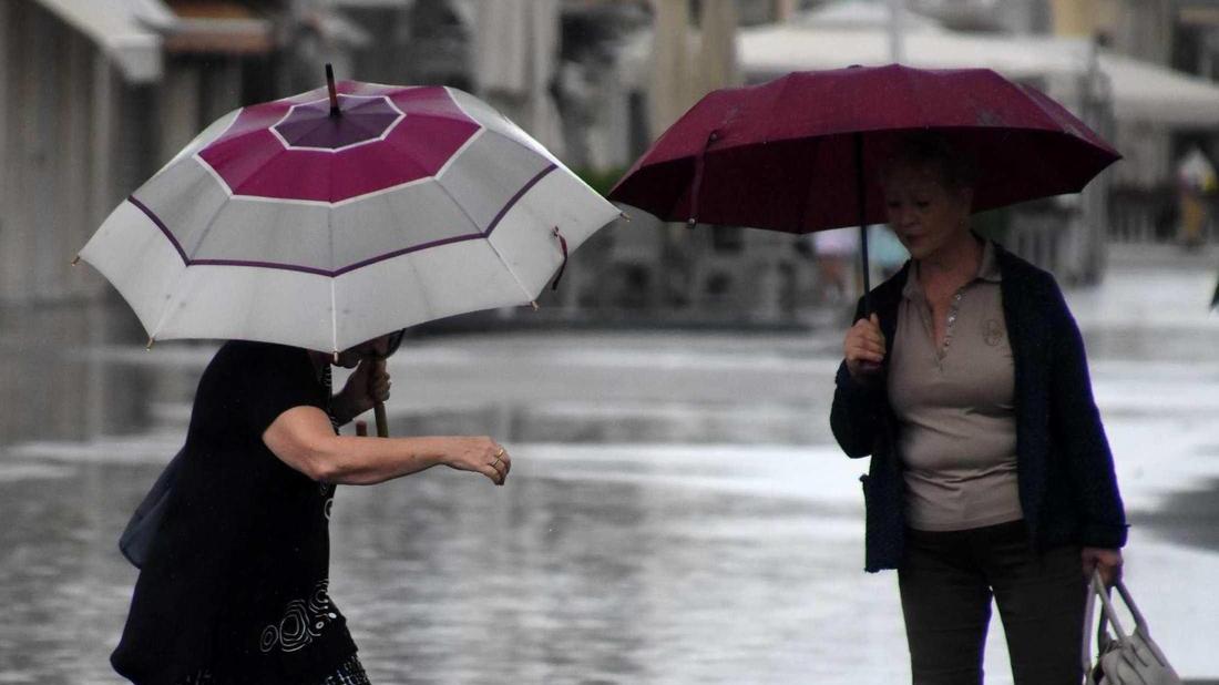 Avviso meteo continuo, piogge, venti e mareggiate.