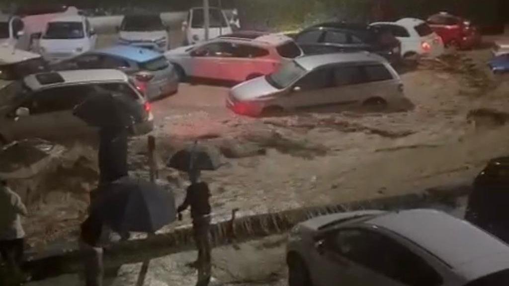 Alluvione a Prato, fiumi e torrenti esondano. Sindaco invita a raggiungere i piani alti delle case.