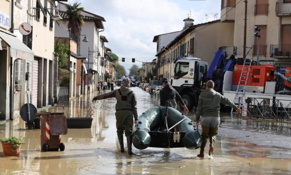 Alluvione in Toscana, 8 morti, 1.200 evacuati e danni per 500 milioni. 2000 persone isolate, 10.000 famiglie senza luce. Arno sotto controllo, secondo Giani.