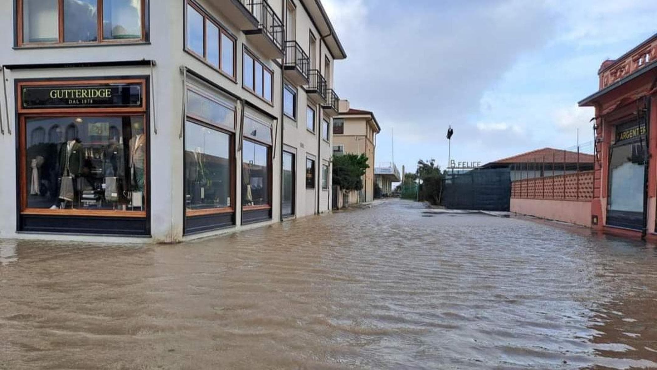 Alluvione in Toscana, Statua della Ballerina distrutta; Allagamenti anche a Viareggio.