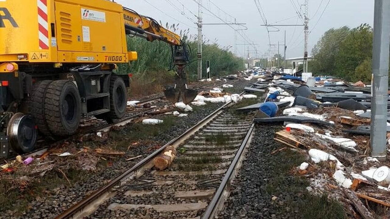 Alluvione in Toscana, strade chiuse e allagamenti causano danni significativi.