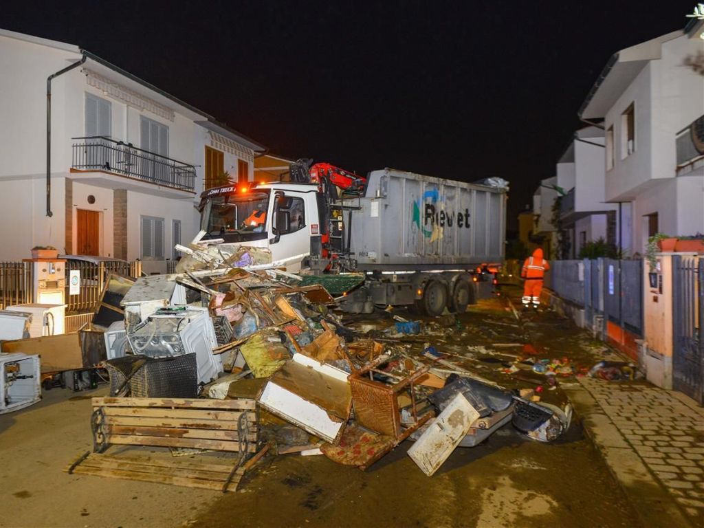 Alluvione, operazioni di pulizia in corso, nuova allerta arancione.