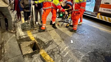 Anziana cade in tombino a Largo Duomo, trauma facciale
