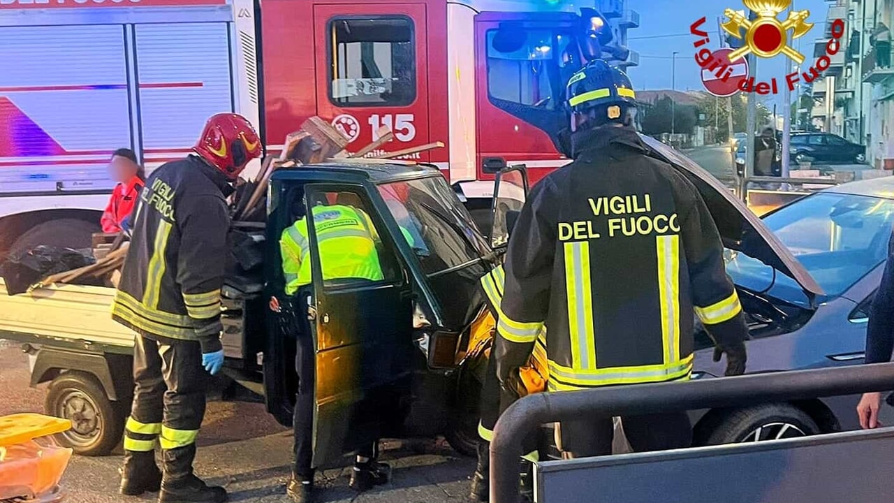 Anziano ferito in scontro tra auto e Ape, incidente frontale.