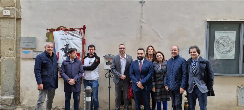 Arezzo, Signa Arretii donates defibrillator won at ‘Saracino del cuore’ to the municipality, placed in via Bicchieraia 30.