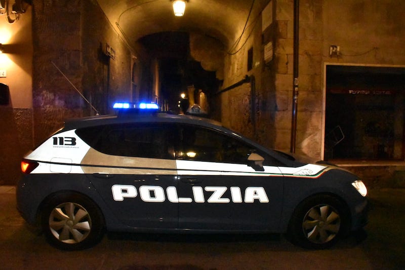 Arrestati due per furti auto, uno fugge e l'altro aggredisce poliziotti. - gonews.it