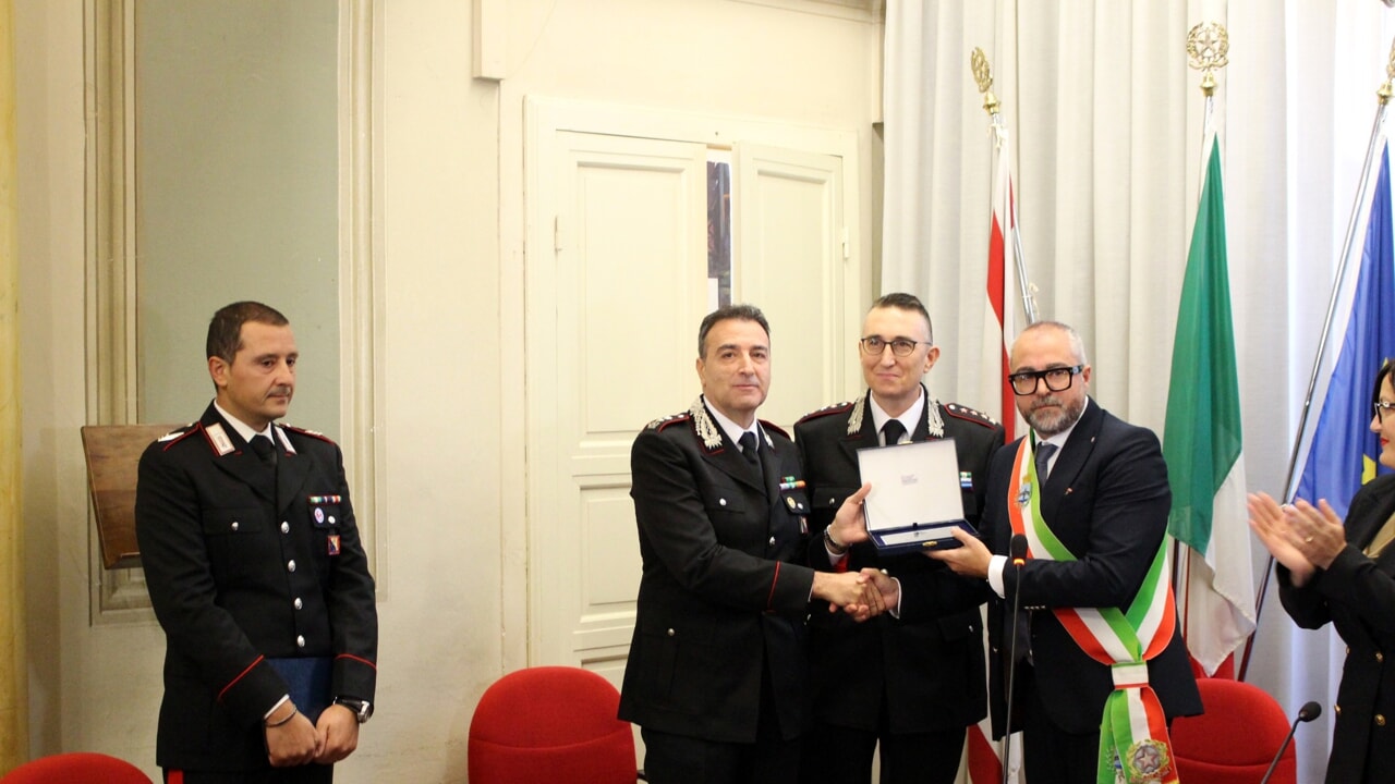 Arrestato a Pontedera l'uomo che ferì l'ex compagna, premiati i Carabinieri