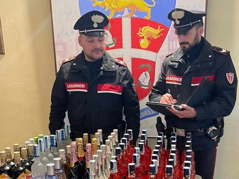 Arresto nell'Aretino con oltre 80 bottiglie rubate, alcolici sequestrati