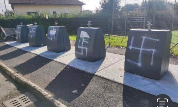 Atti vandalici a Massa, svastiche sui bidoni della spazzatura