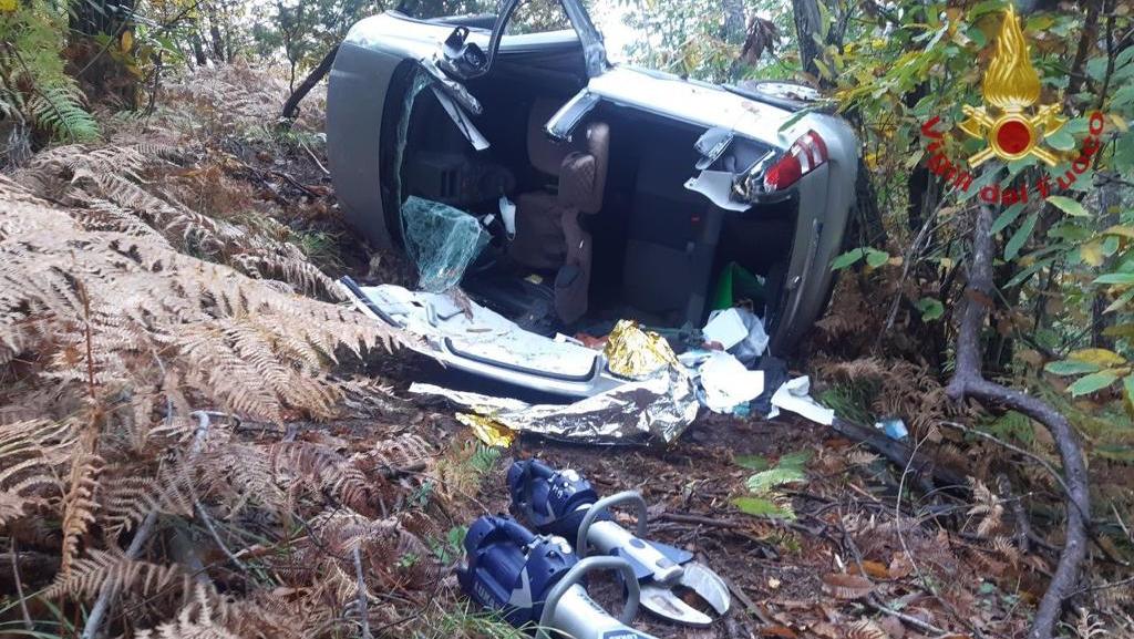 Conducente coinvolto in incidente, finisce nel bosco