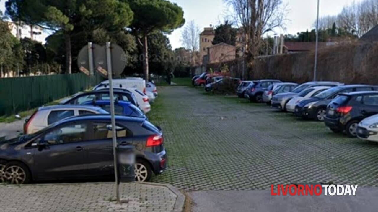 Auto a Via Zola sfondata per rubare un passeggino, indignazione e preoccupazione per l'escalation dei criminali.