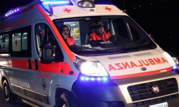 Incidente, cinque giovani feriti in auto contro guard rail. Uno in condizioni critiche.