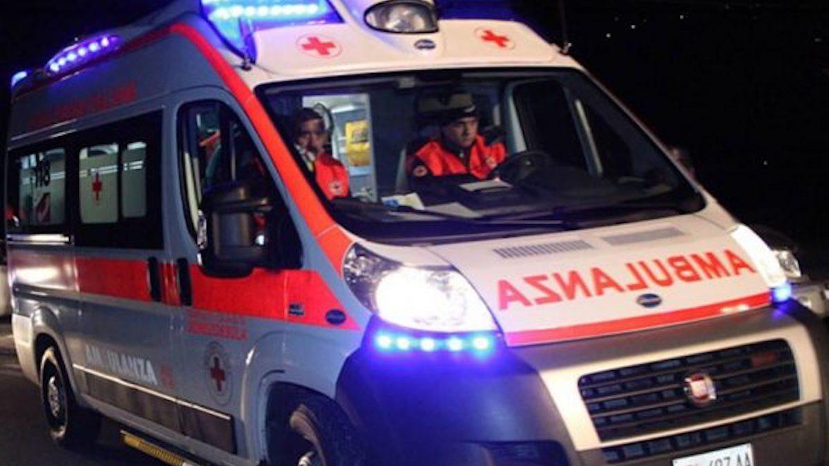 Auto si schianta sul guard rail, cinque giovani in ospedale, un ferito grave.