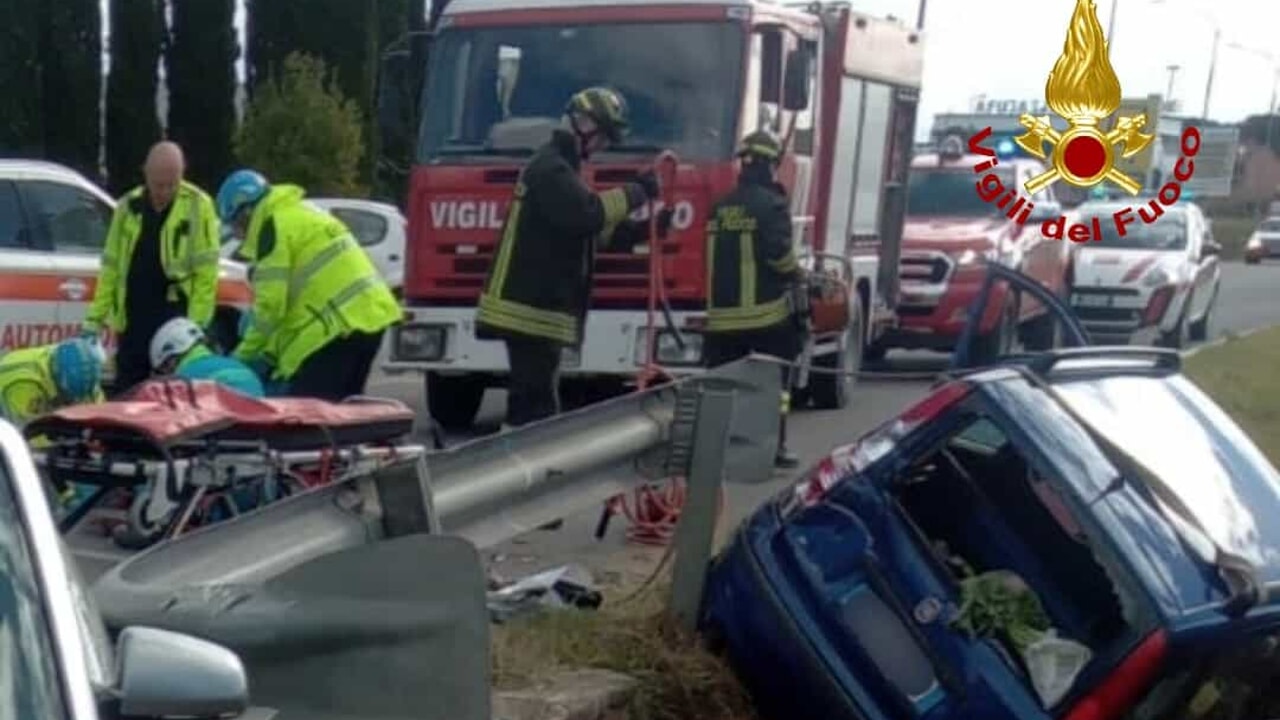 Auto si scontra e finisce nel fosso