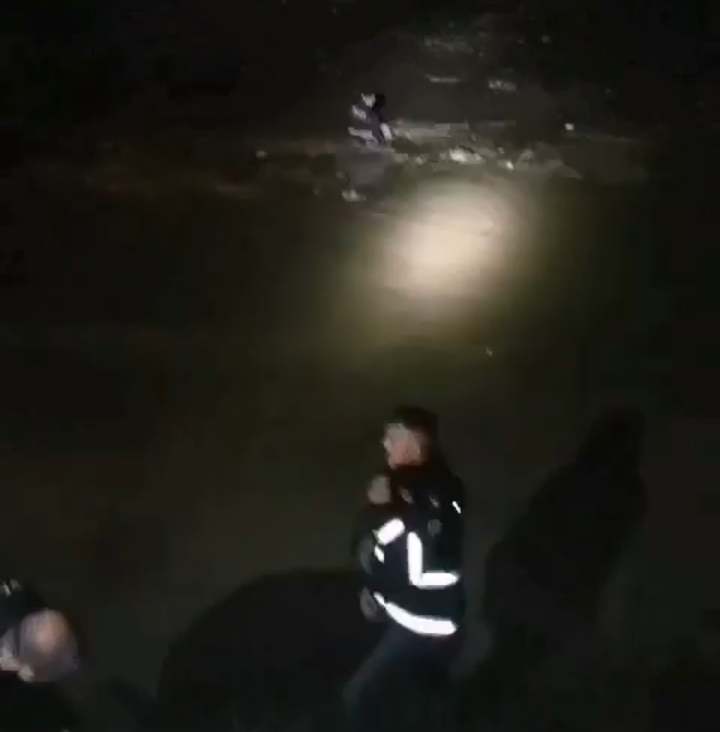 Automobilista travolto dalla piena del fiume salvato dalla Stradale di Montecatini .