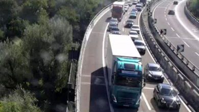 Autostrada bloccata per incidente stradale, disagi nel traffico.