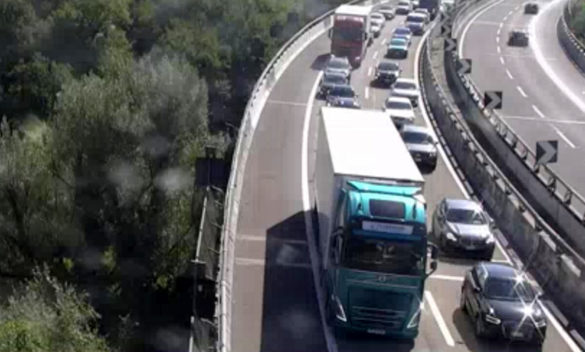 Autostrada bloccata per incidente stradale, disagi nel traffico.