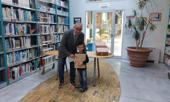 Bambino di 5 anni prende 125 libri in biblioteca, vincitore di premio a Montemurlo.