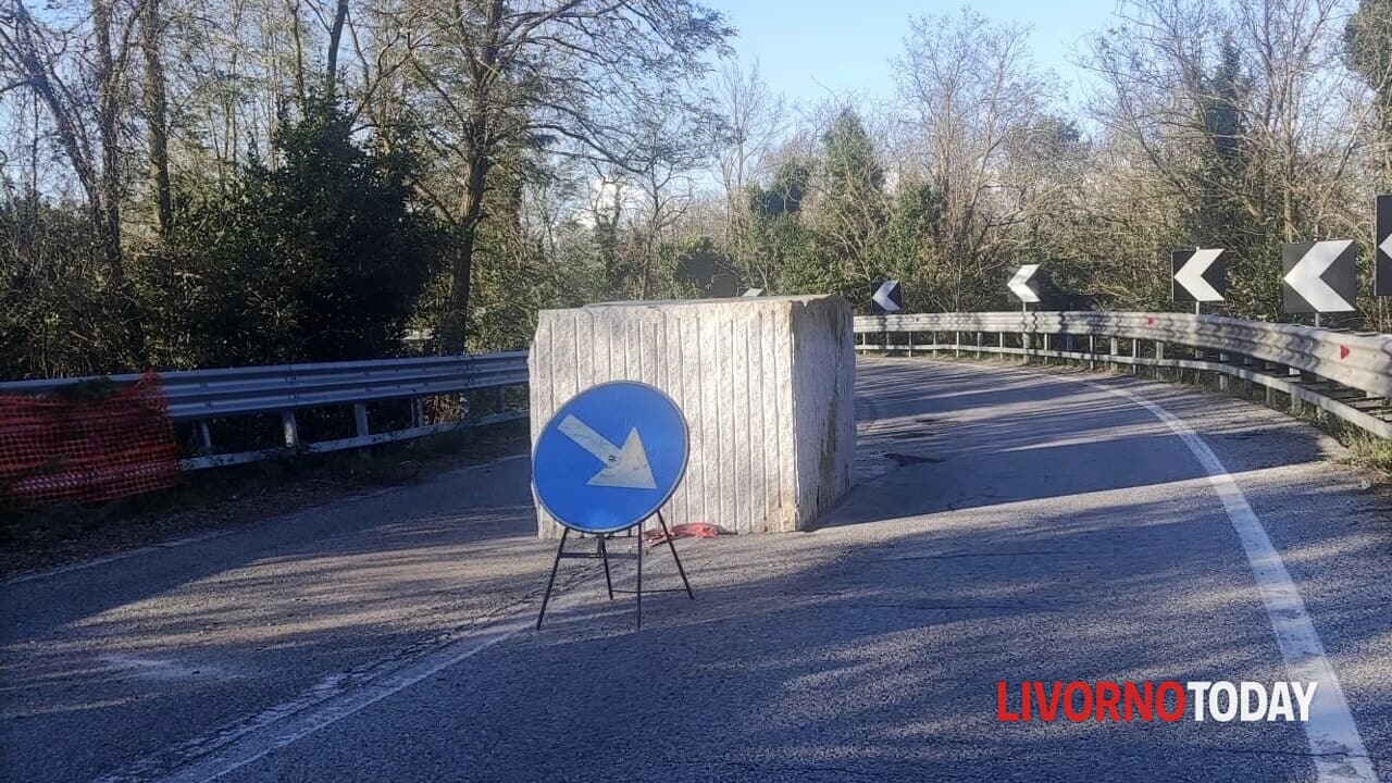 Camion perde blocco di granito, chiusa l'Aurelia.