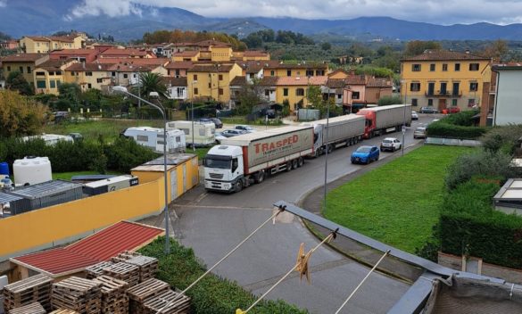 Capostrada, via della Filiera sotto assedio dai mezzi pesanti