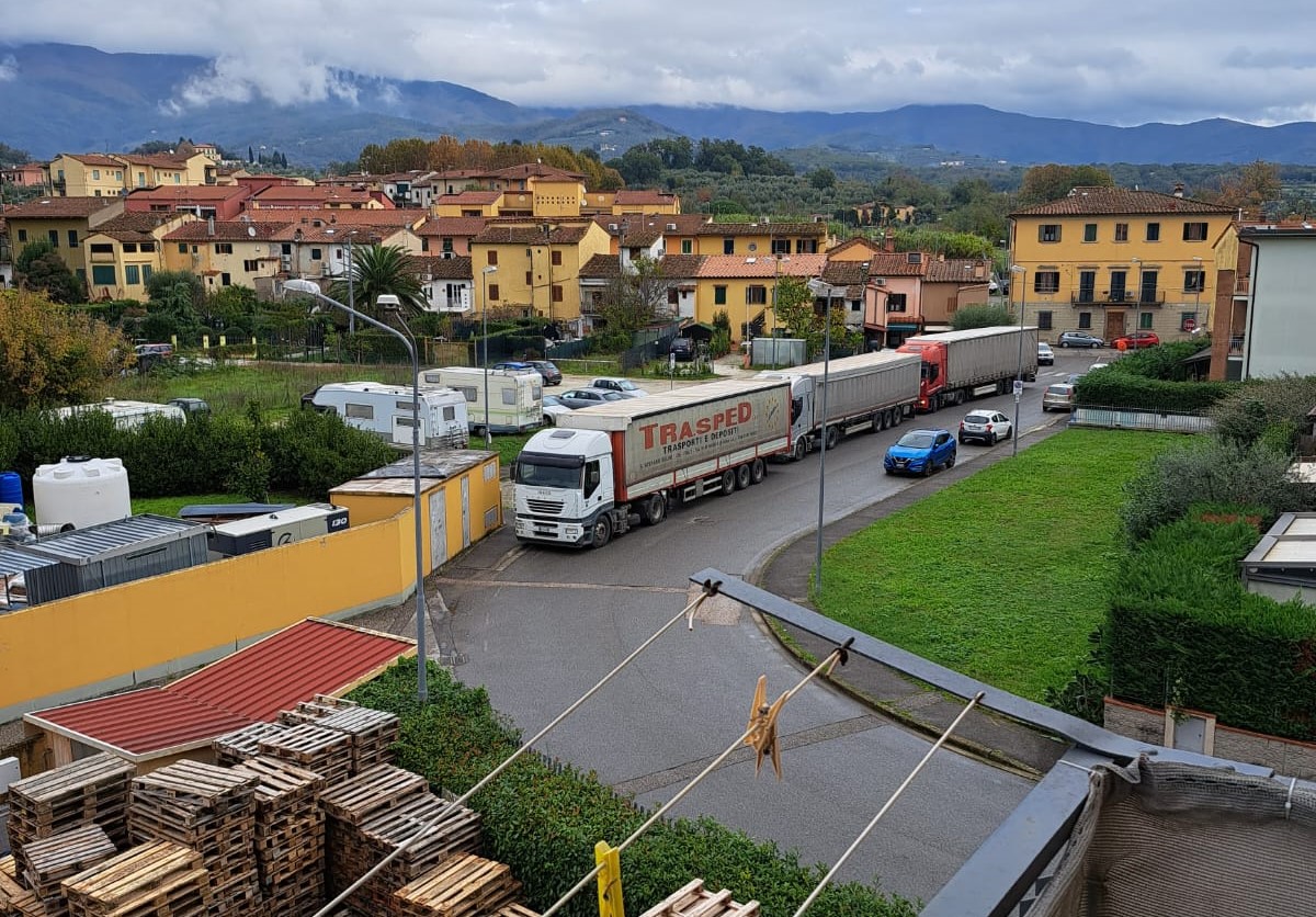 Capostrada, via della Filiera sotto assedio dai mezzi pesanti