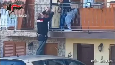 Carabiniere salva bambino circondato da acqua a Prato - L'Unione Sarda.it