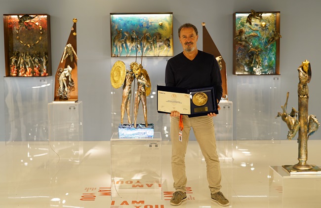 Carlo Zoli, artista di Faenza, trionfa al premio “Lorenzo il Magnifico” alla Florence Biennale 2023.