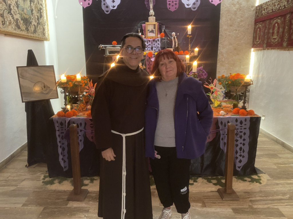 Celebrazione della cultura messicana alla Basilica dell'Osservanza, Padre Domingo condivide il significato del Dia de los Muertos.