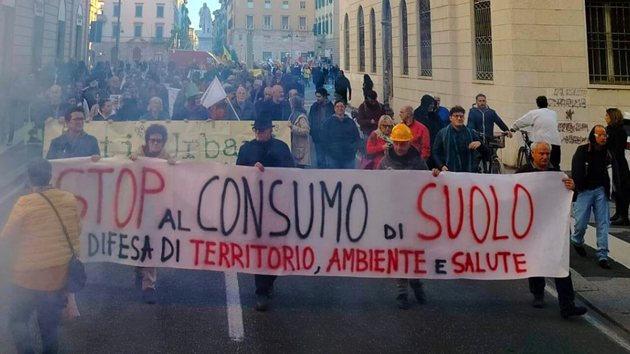 Centinaia in corteo per contrastare il consumo di suolo