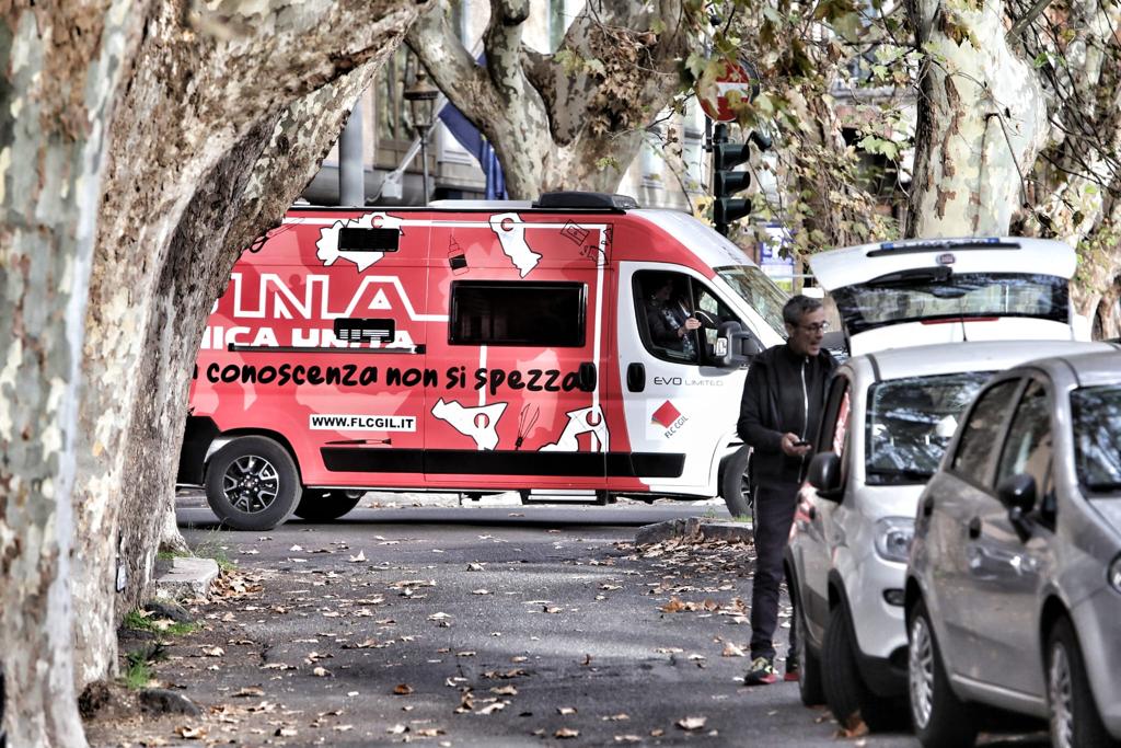 Cgil dona materiale scolastico alle scuole colpite dall'alluvione - Piana Notizie