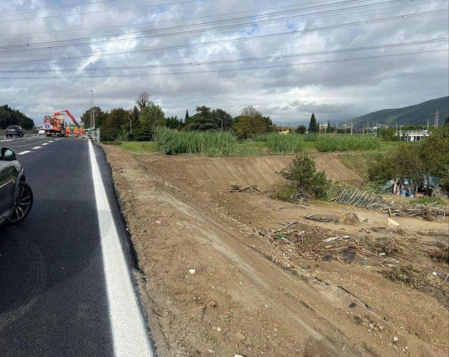 Chiusura dell'accesso di Lavoria-Firenze sulla A11 a Prato causa alluvioni. Viabilità limitata. Fipili interrotto.