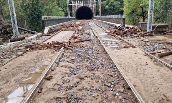 Circolazione treni Prato-Pistoia e Prato-Vernio sospesa per allagamenti e smottamenti - Foto