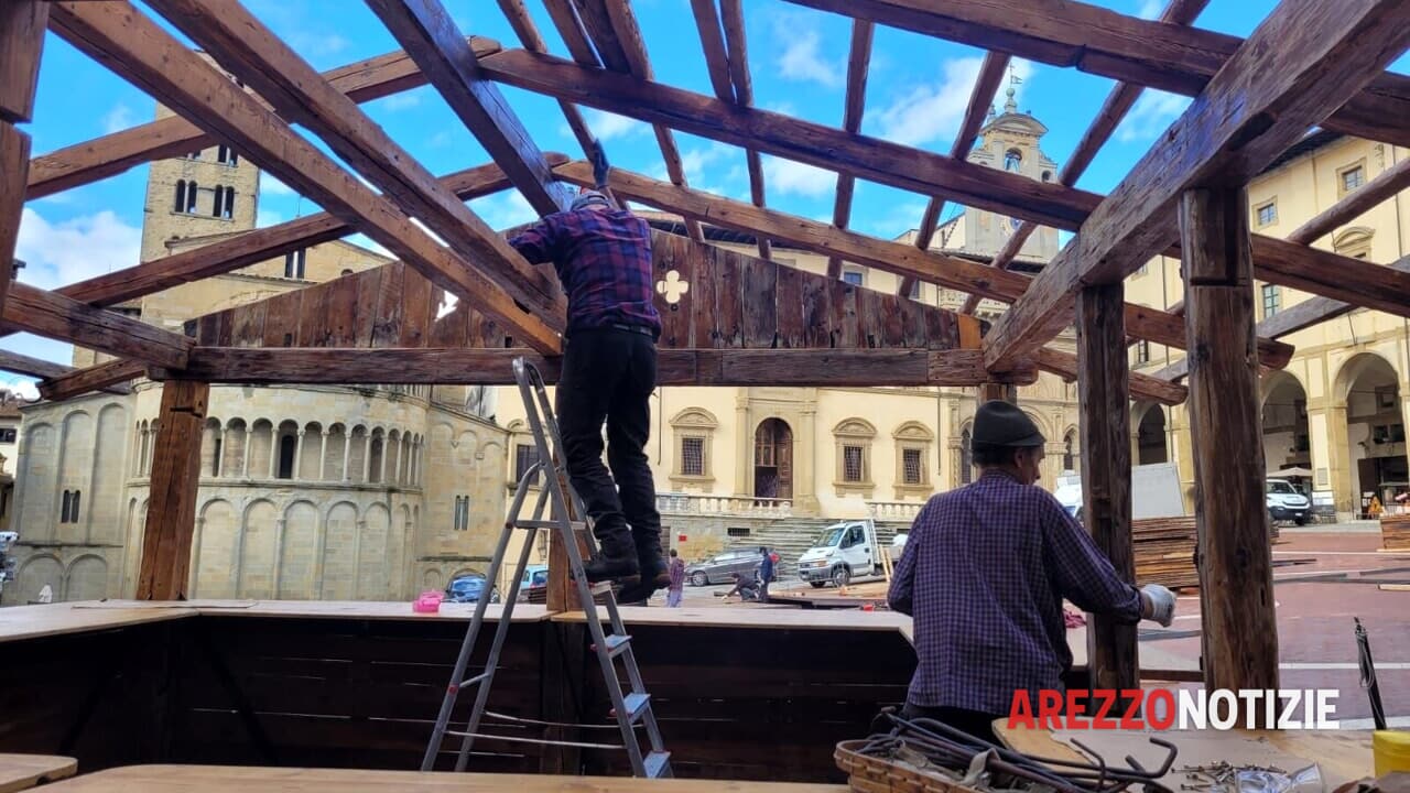 Città Natale, montaggio baite, casette e pista da pattinaggio per l'inaugurazione