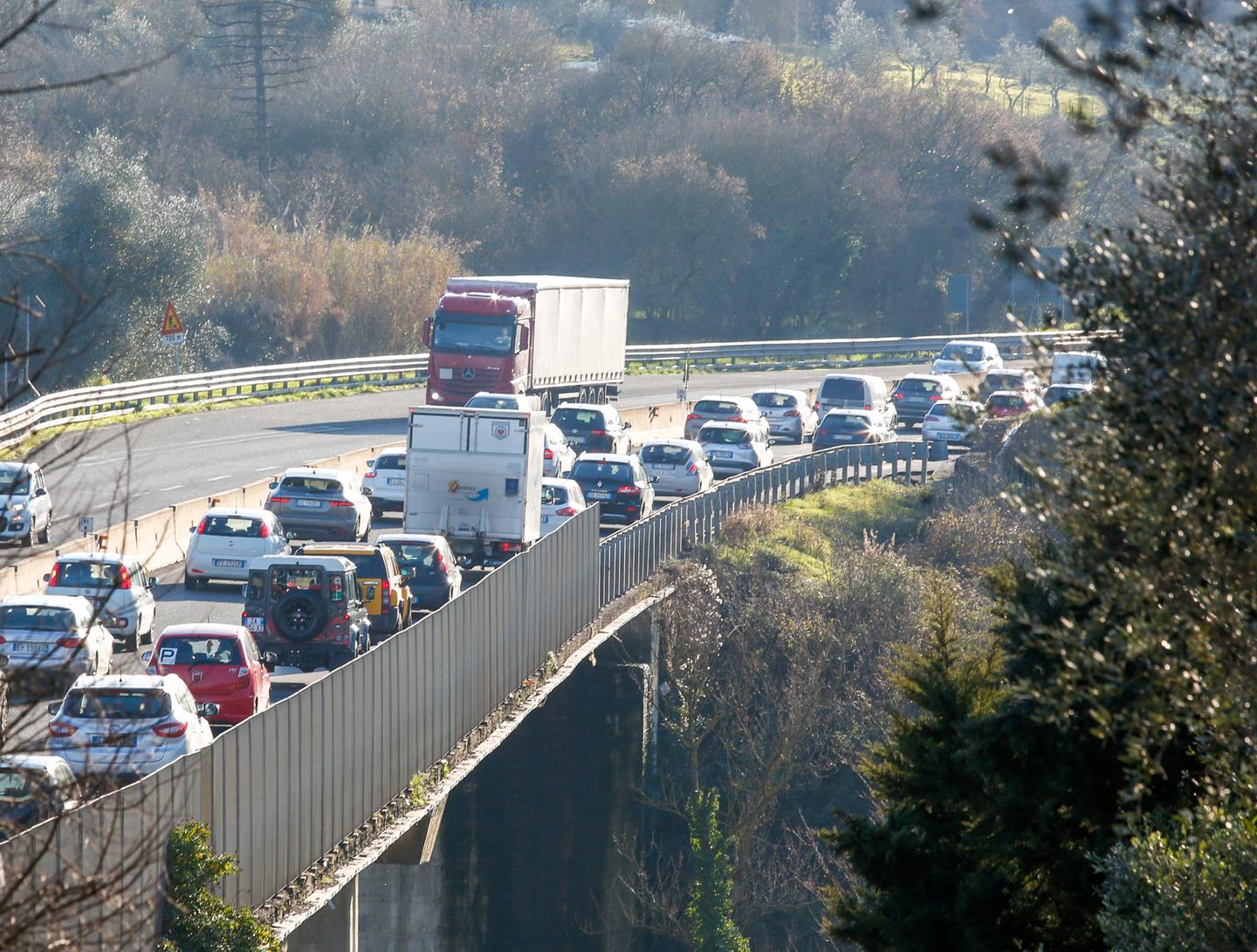 Code lunghe per incidente sulla FiPiLi e tratti chiusi a causa di allagamenti.