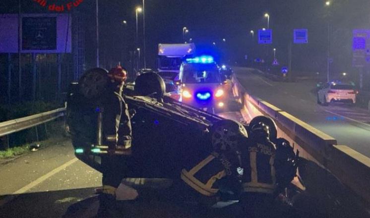 Conducente gravemente ferita, auto si ribalta a Prato.