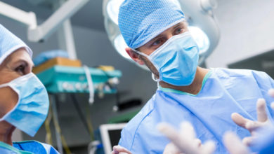 Chirurghi in sala operatoria