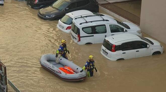 mezzi e uomini di consolato del mare e vab a Montemurlo a Prato (foto claudio laudanna)