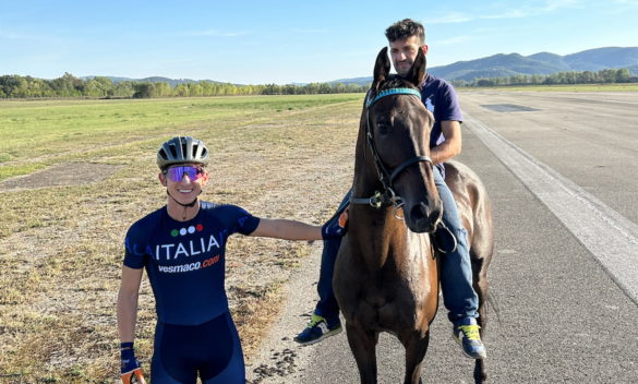 Corsa tra cavallo da Palio e campione di pattinaggio, la sfida inedita a Siena