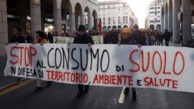 Corteo a Livorno contro il consumo di suolo, "Non vogliamo un'altra alluvione"