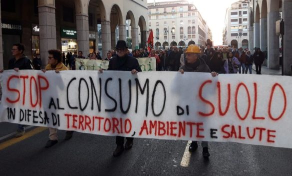 Corteo a Livorno contro il consumo di suolo, “No all' alluvione”