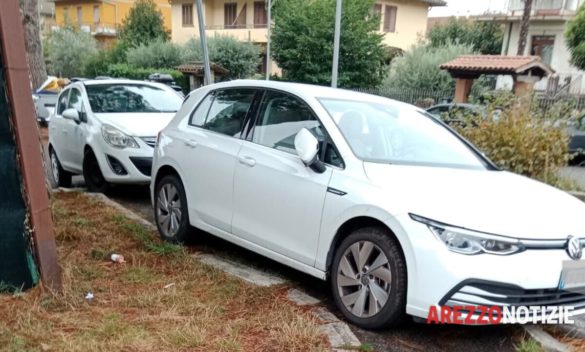 Derby parcheggi al campo sportivo Quarata, sosta selvaggia e tensione tra automobilisti